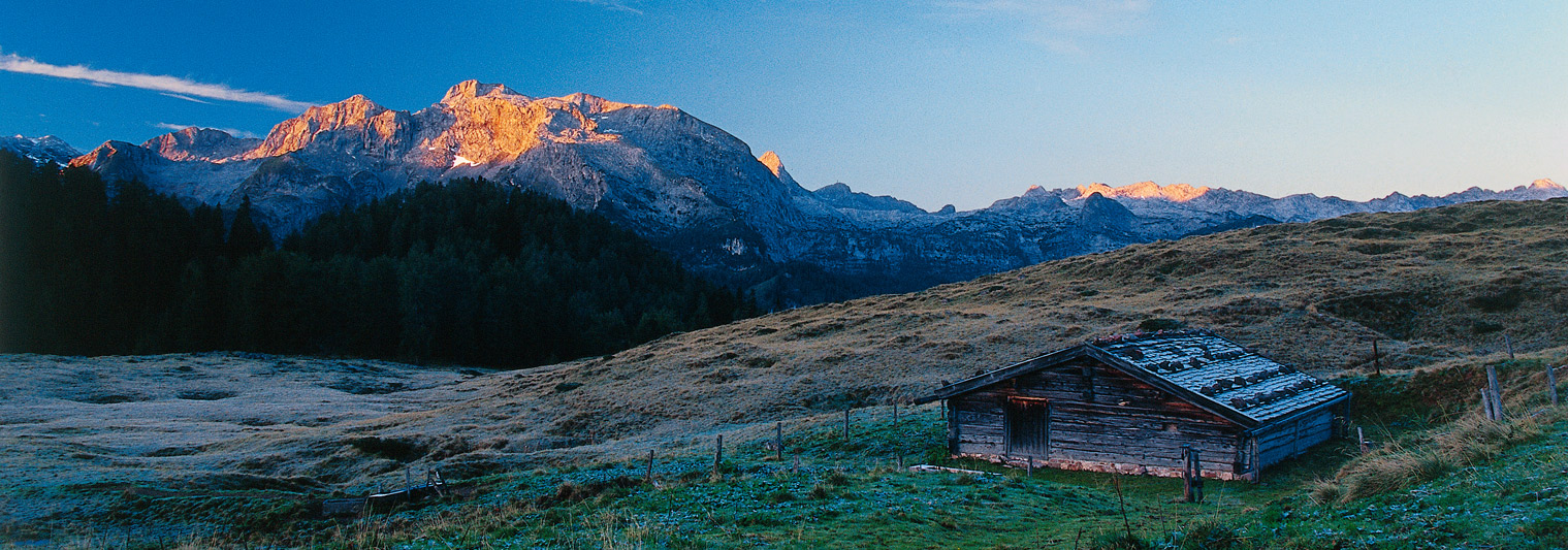 Wandern zu einer urigen Alm in einem Bergtal an einem frostigen Herbstmorgen nahe Berchtesgaden