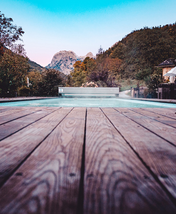 Blick auf den Outdoor-Pool des Wellnesshotels in Berchtesgaden