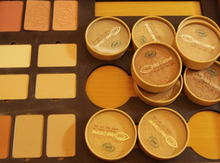 Nahaufnahme der biologisch zertifizierten Make-Up-Marke Couleur Caramel