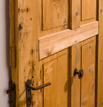 Nahaufnahme einer geöffneten Holztür