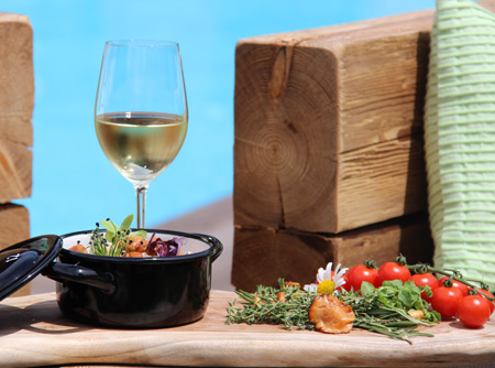 Dinkelrisotto mit eine Glas Wein auf einem Tisch