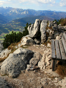 Beim Wandern im Berchtesgadener Land wurde eine einsame Bank mit atemberaubenden Blick über die Bergkulisse entdeckt