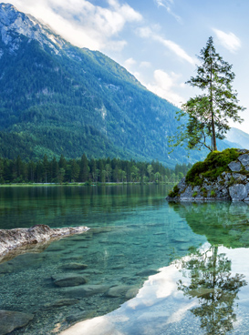 Der Hintersee mit seinem kristallklarem Wasser und mystischen Inseln ist ganz in der Nähe vom Wellnesshotel Rehlegg nahe Berchtesgaden