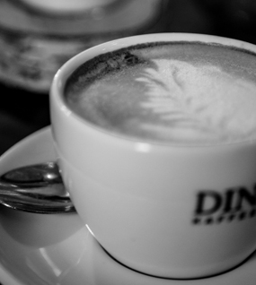 Schwarz-weiß Aufnahme einer Kaffee-Tasse