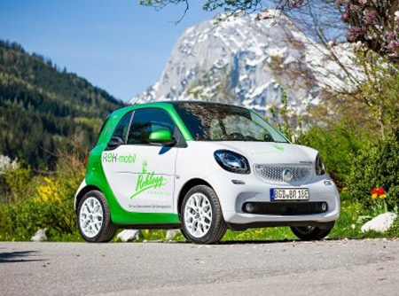 Grün-weißer Smart im Berchtesgadener Land bei strahlendem Sonnenschein
