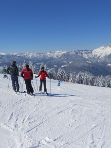 Drei Personenn geießen bei ihrer Skitour das verschneite Bergpanorama von Berchtesgaden
