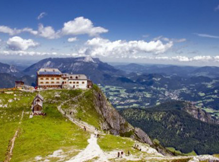 Watzmannhaus mit Blick über die Alpen