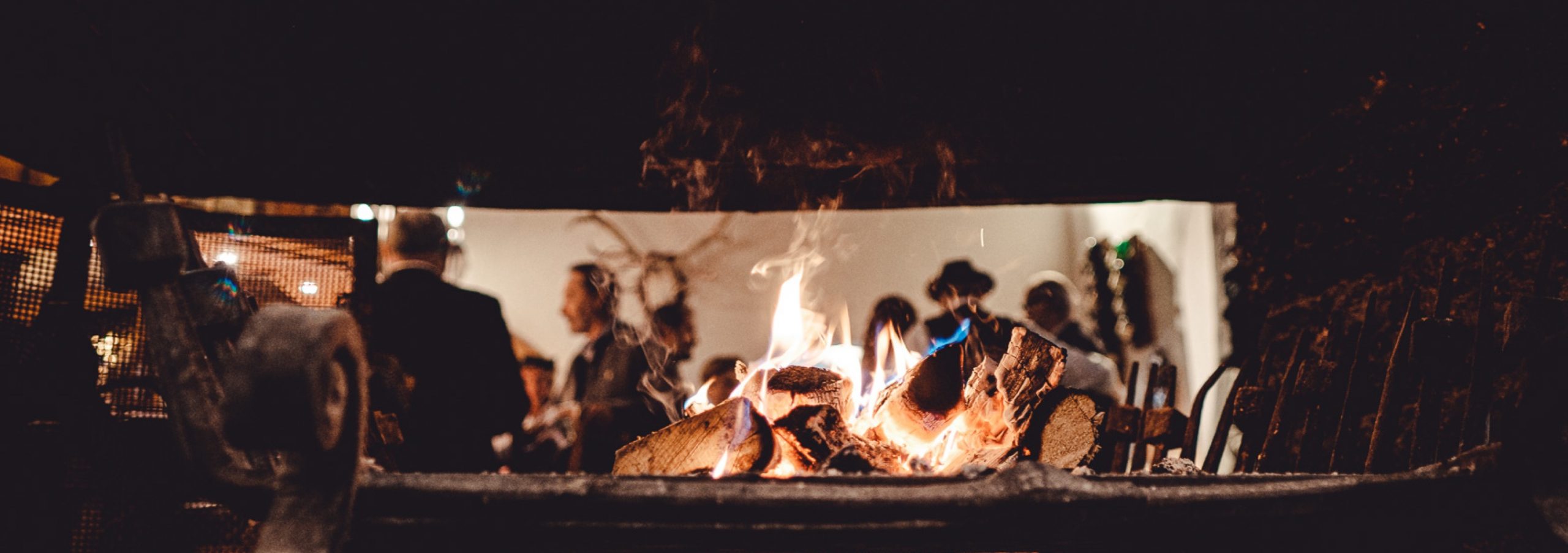 Lagerfeuer in der Nacht bei einer Veranstaltung im Freien