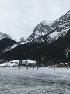 Zugefrorener See im Winterurlaub Berchtesgaden