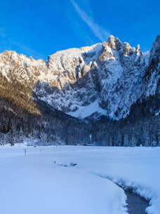Langlaufen mit Blick in die Alpen im Winterurlaub Berchtesgaden