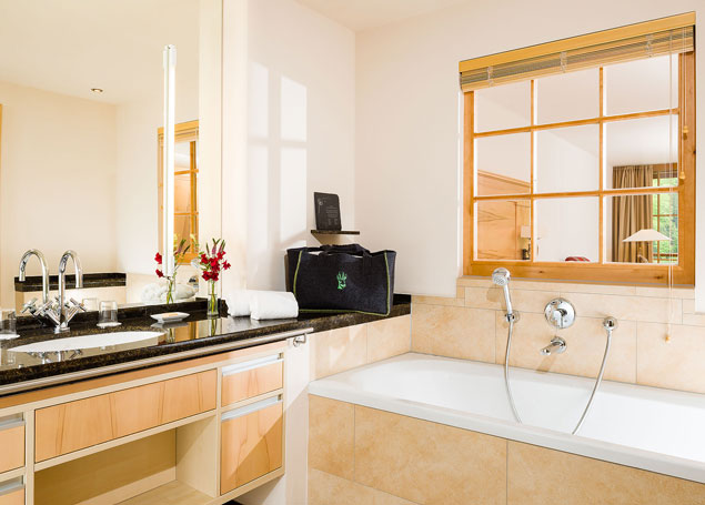 Helles Badezimmer mit großer, ebenerdiger Dusche in einem der Zimmer des Hotel Rehlegg